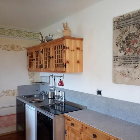 Charming Frescoed Apartment Premadio